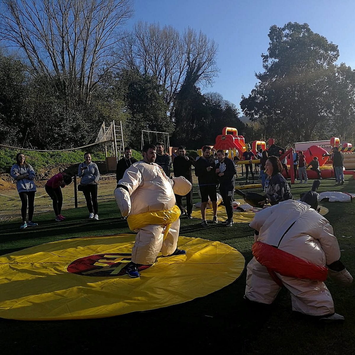 Actividades al aire libres sumos humor amarillo